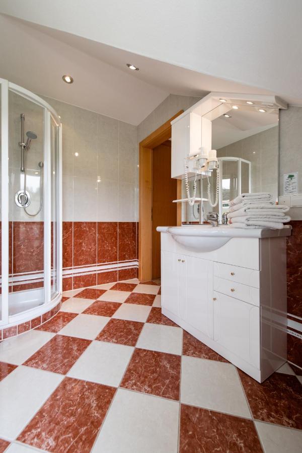 Hotel Irmgard Strass im Attergau المظهر الخارجي الصورة